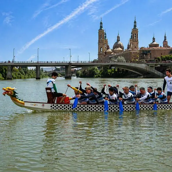Barco En Grupo En El Ebro Zaragoza barco-en-grupo-en-el-ebro-zaragoza